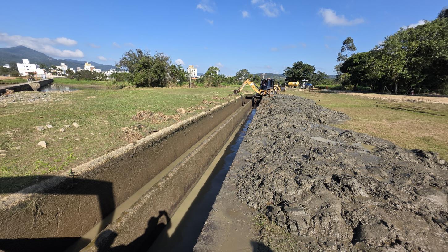 Limpeza remove lodo do sistema de captação de água da Emasa em Camboriú