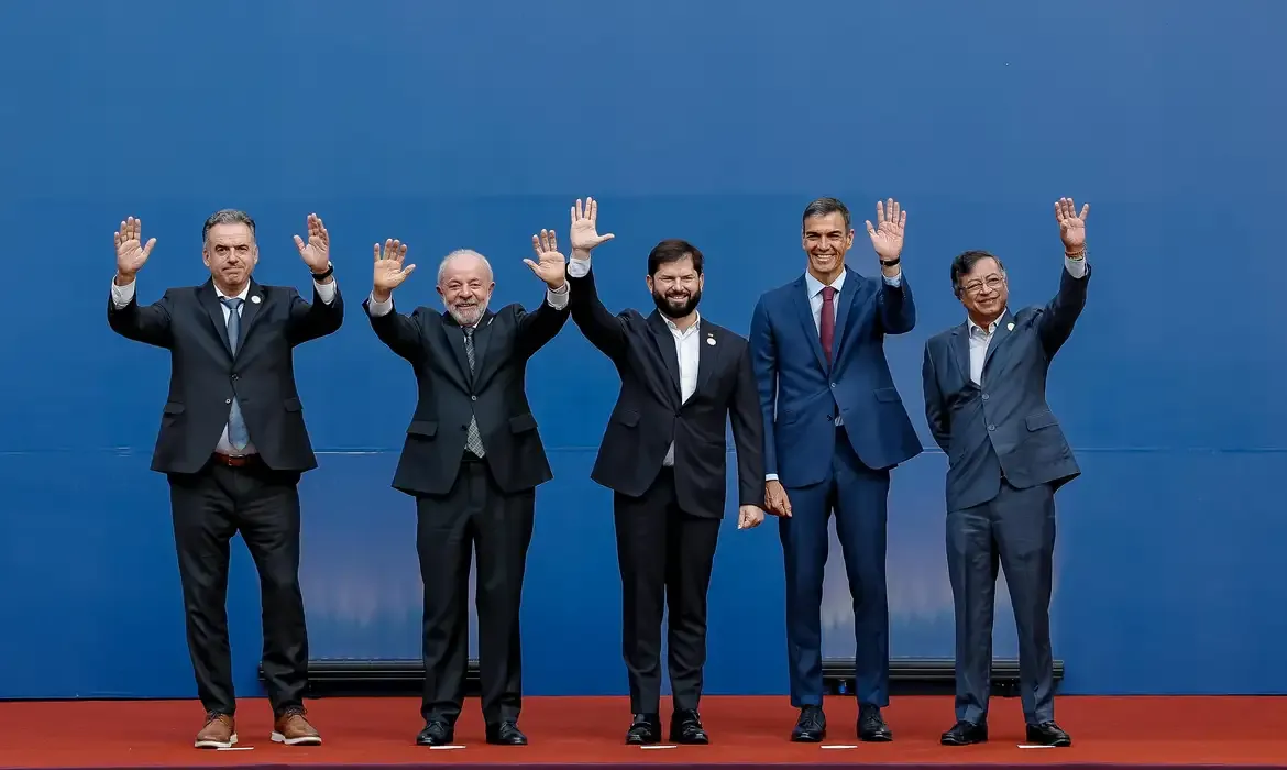 Lula e outros líderes convocam instituições em defesa da democracia