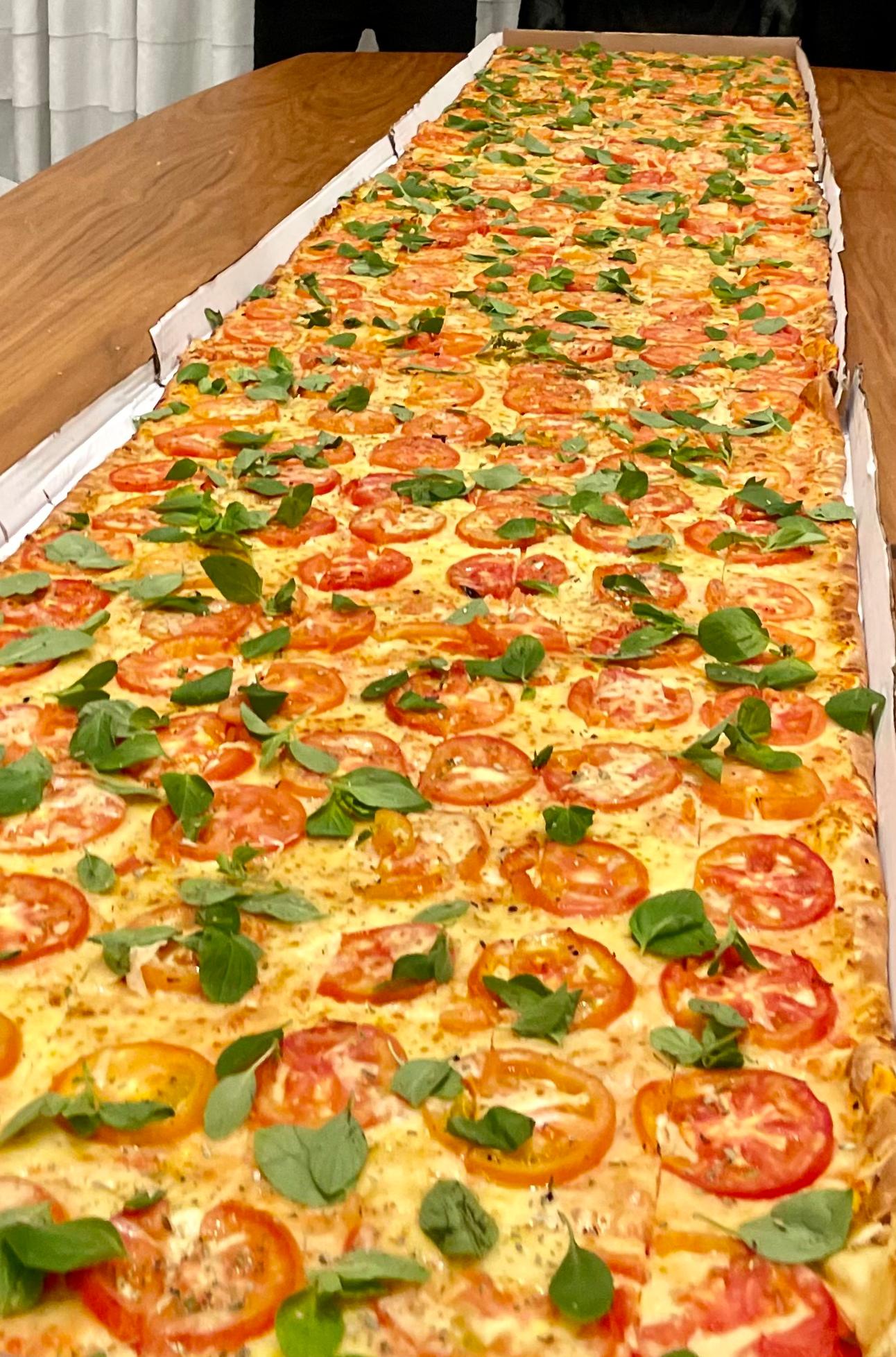 Maior pizza linear do Brasil será distribuída nesta quinta-feira em Balneário Camboriú