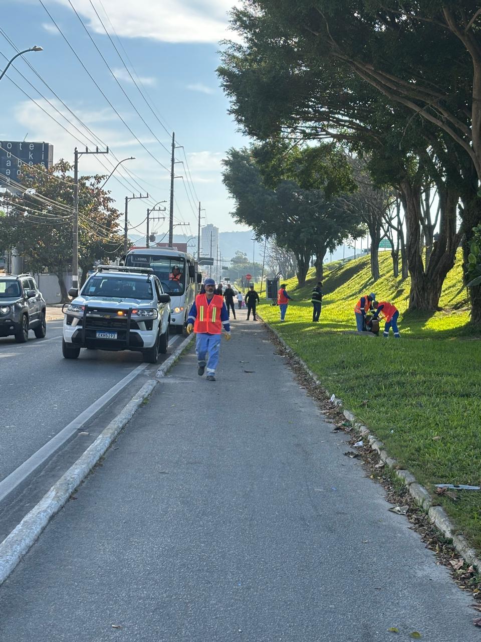 Operação integrada desmonta acampamento e recolhe lixo em áreas ocupadas por pessoas em situação de rua