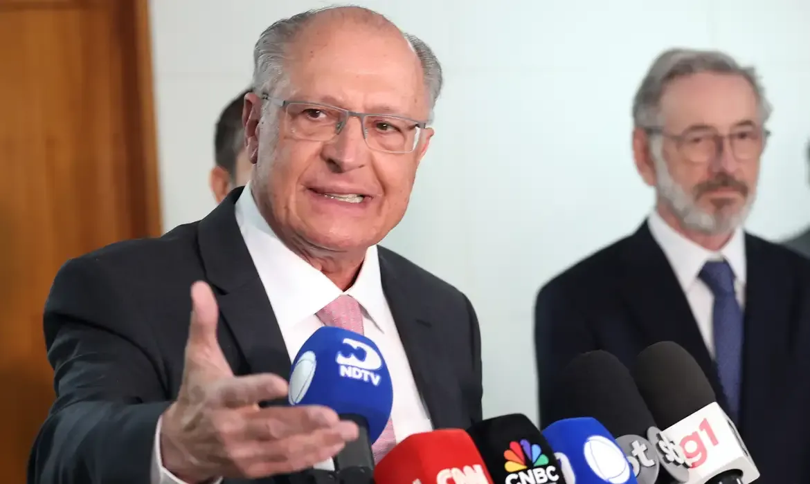 Pix é modelo, e problema real está em tarifas dos EUA, diz Alckmin