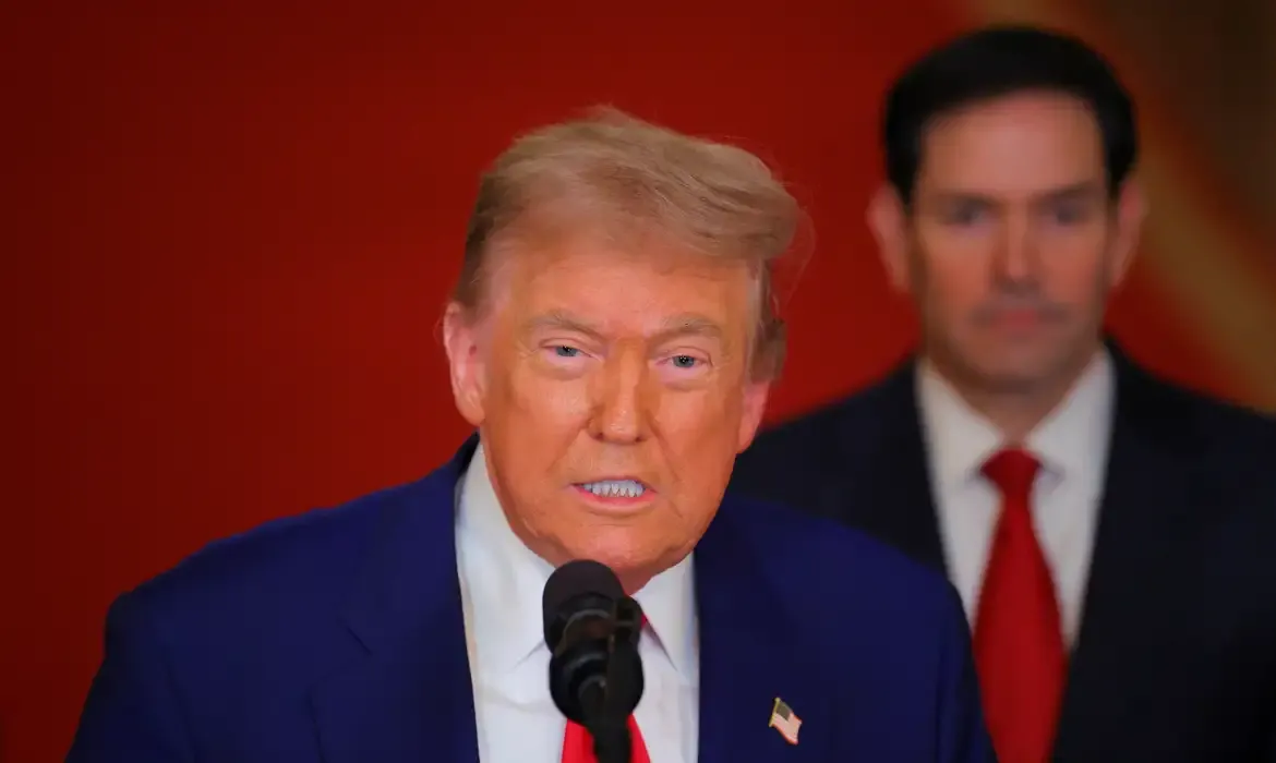 Trump assina tarifa de 50% e considera Brasil ameaça aos EUA