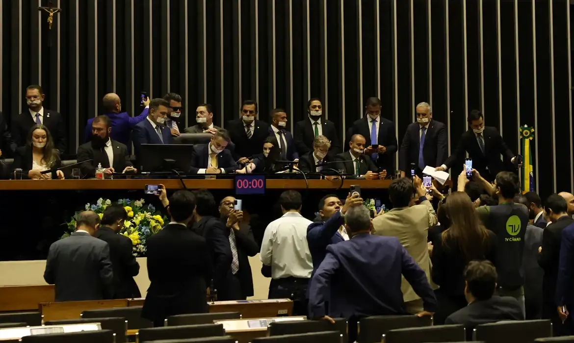 Alcolumbre e Motta pedem diálogo e respeito após ocupação de plenários
