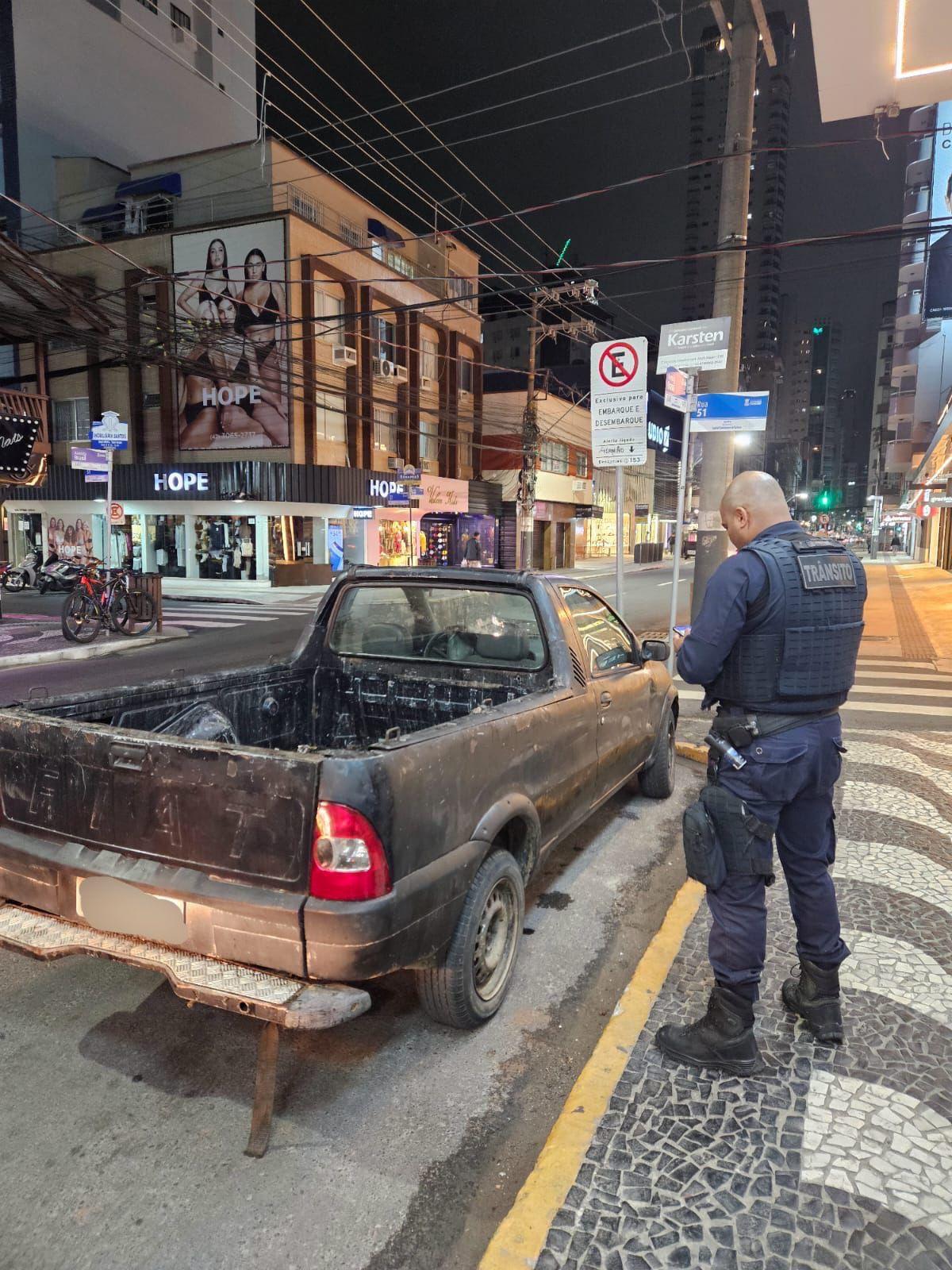 Carro com 14 anos de débitos é removido pelos Agentes de Trânsito 