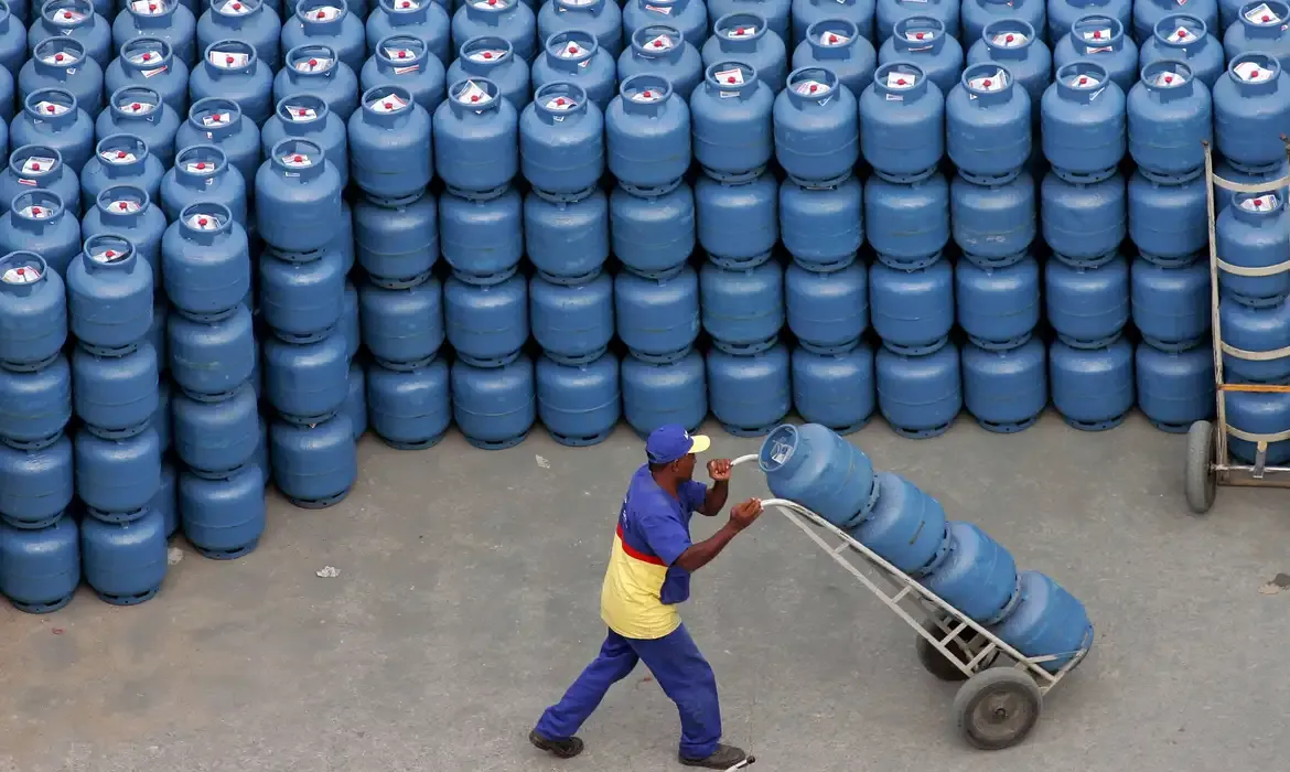 Conselho da Petrobras aprova volta da distribuição de gás de cozinha