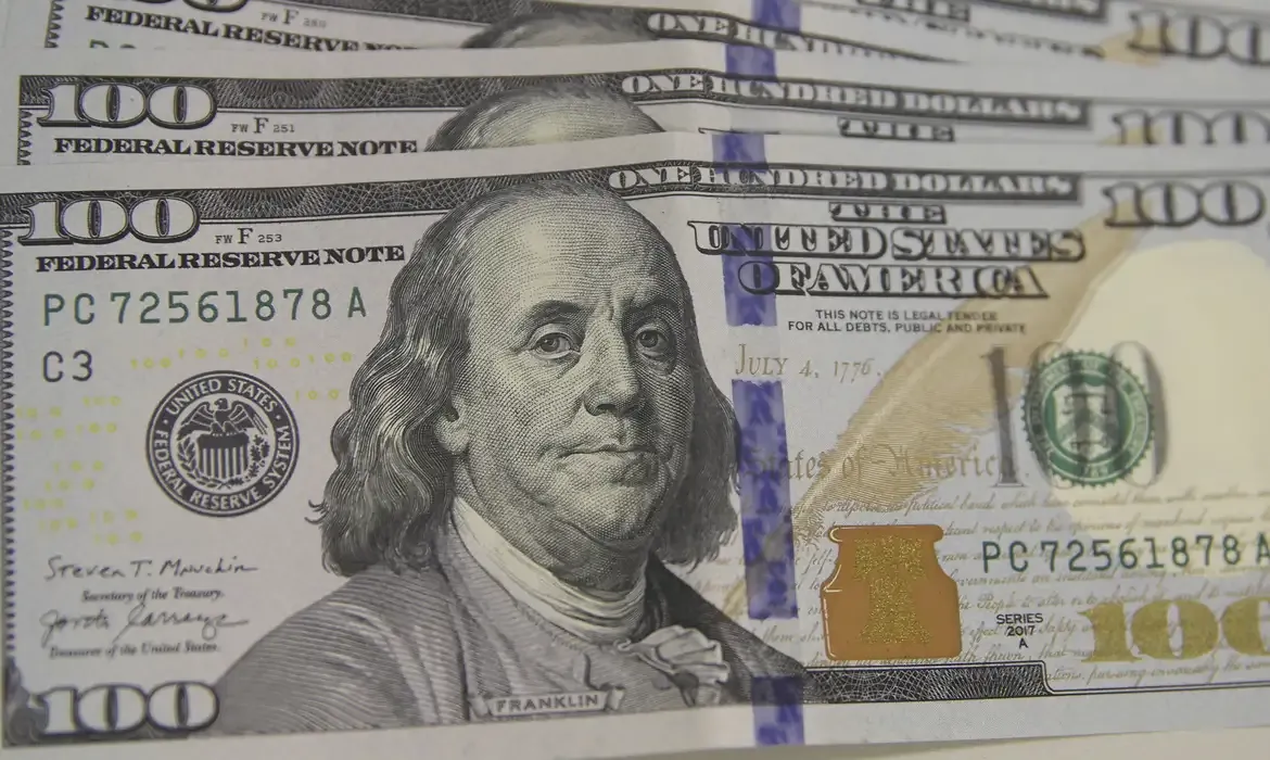 Dólar cai para R$ 5,42 e atinge menor valor em mais de um mês