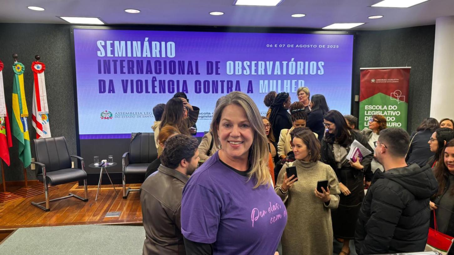Em evento na ALESC, vereadora Ciça Müller reforça compromisso com o enfrentamento à violência de gênero