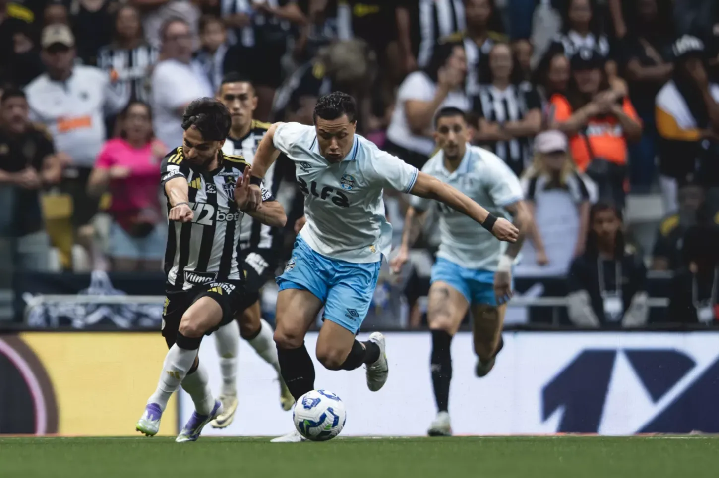 Grêmio vira e ameniza pressão em Mano Menezes