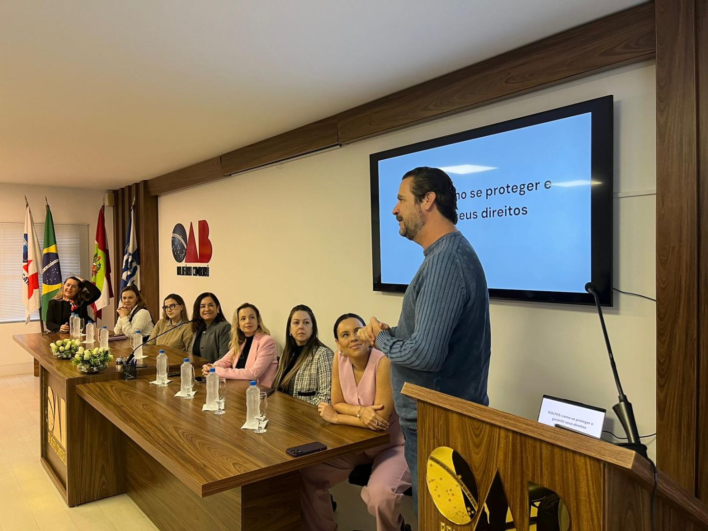 Idosos participam de roda de conversa sobre como se proteger de golpes no INSS