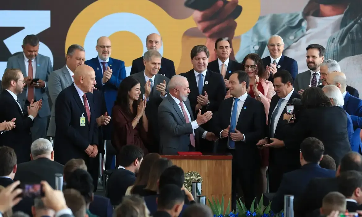 Lula assina decreto da TV 3.0; novo sistema deve começar em 2026