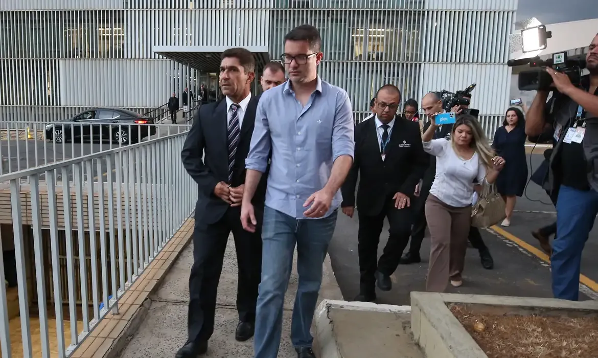 Moraes permite que Do Val participe de sessões do Senado além das 19 horas