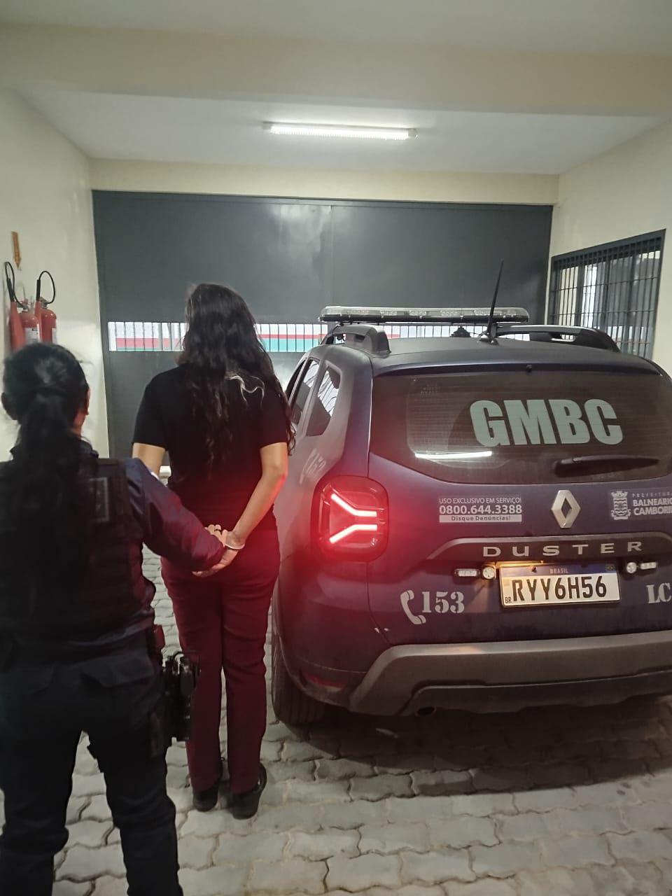 Mulher foragida é presa pela Guarda Municipal duas vezes em menos de um ano pelo mesmo motivo 