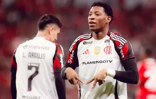 O Flamengo vence o Internacional dispara na liderança com 43 pontos