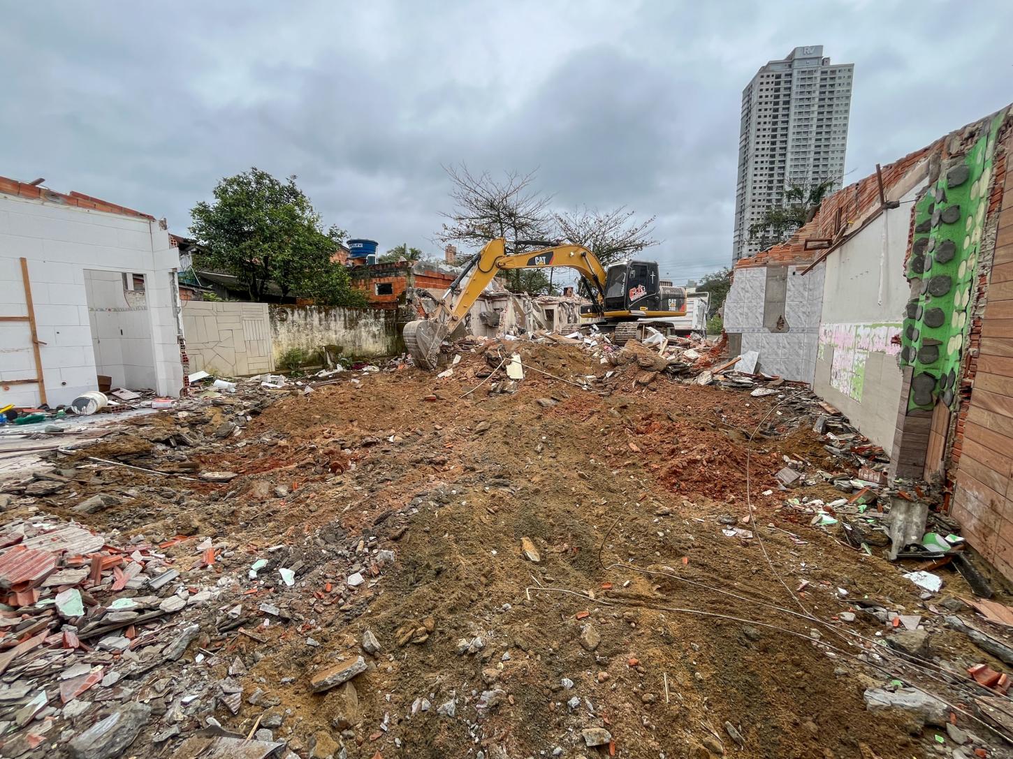 Obras da Avenida Prefeito Meirinho avançam em Balneário Camboriú com nova etapa de demolições
