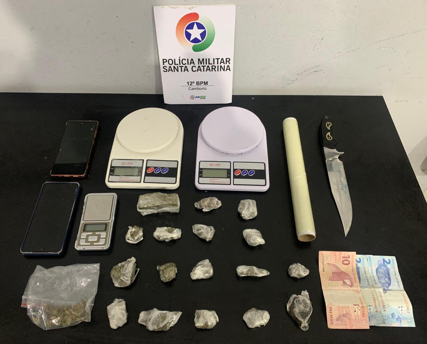 Polícia Militar prende dois jovens por tráfico de drogas no Centro de Camboriú