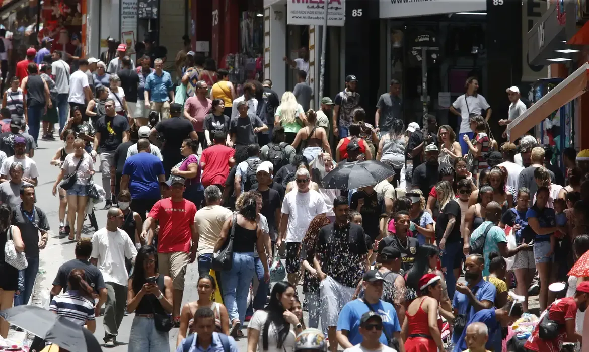 População brasileira chega a 213,4 milhões em julho deste ano