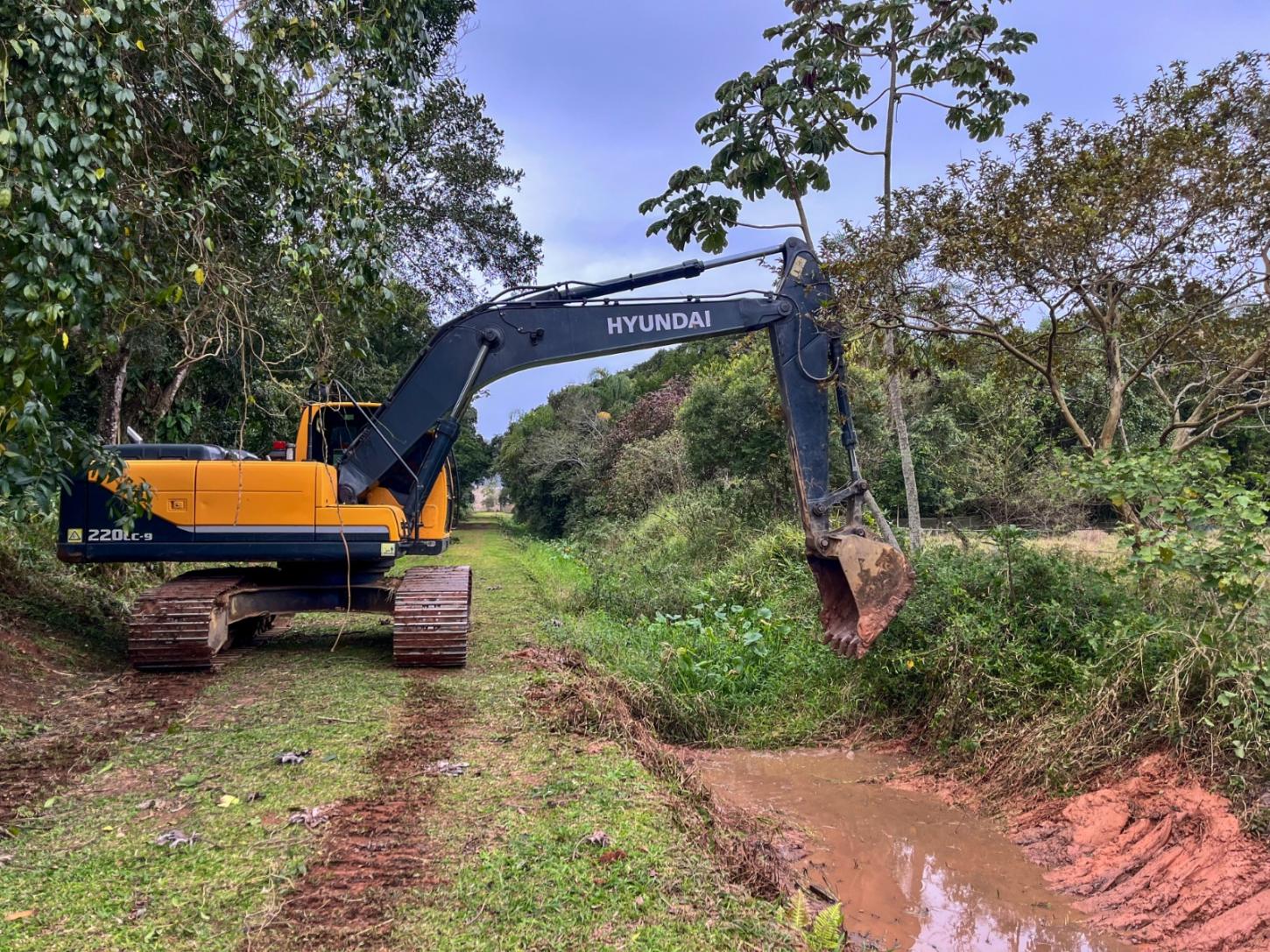 Prefeitura de Balneário Camboriú realiza limpeza de valas no Jardim Parque Bandeirantes