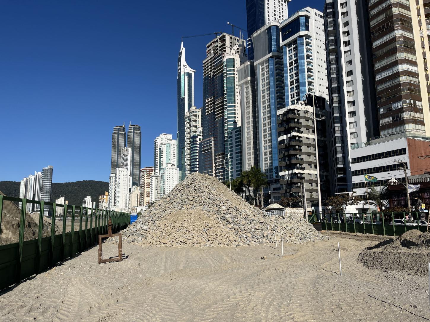 Reurbanização da orla da Praia Central avança com a construção do muro de proteção costeira
