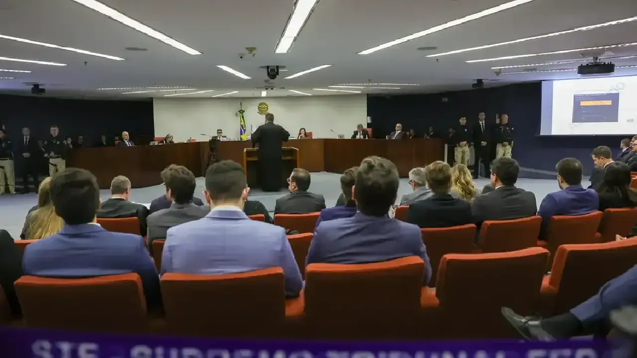 Acompanhe ao vivo: Com voto de Moraes, STF retoma nesta terça julgamento de Bolsonaro