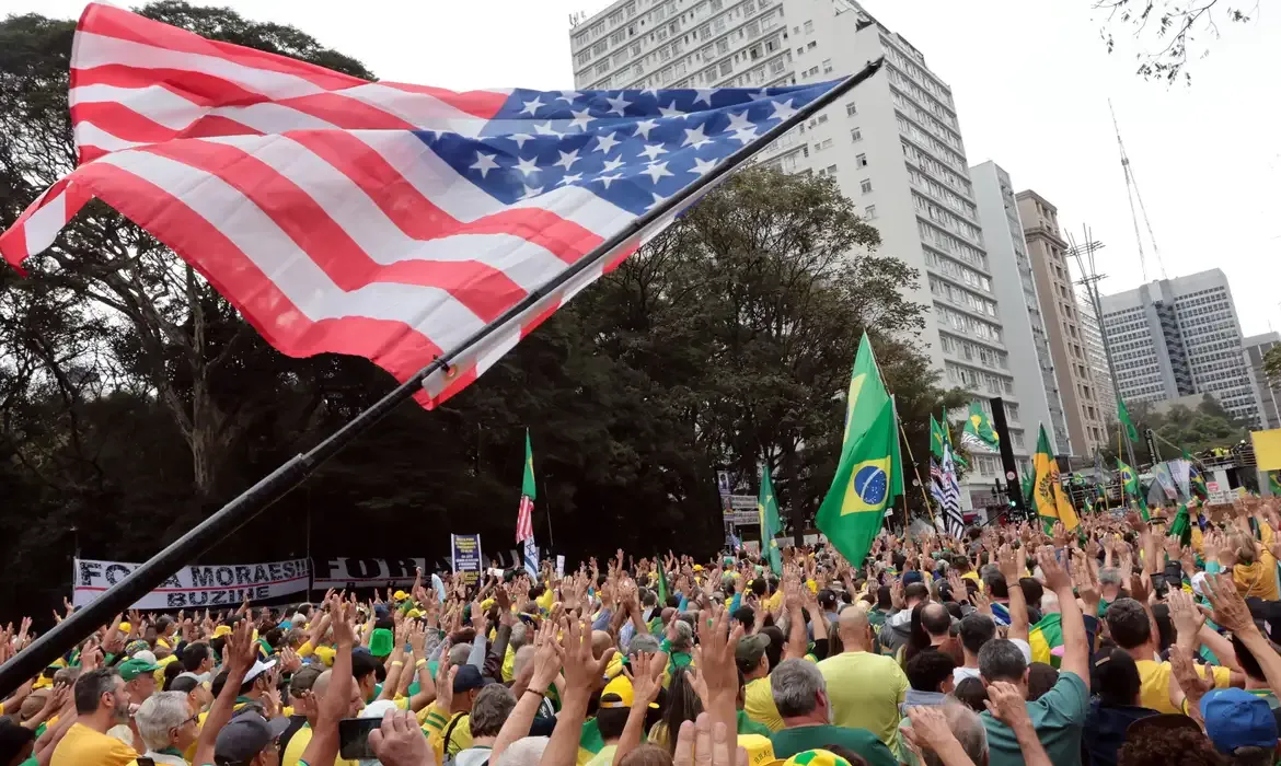 Ato pró-Bolsonaro une governadores e parlamentares de direita em São Paulo
