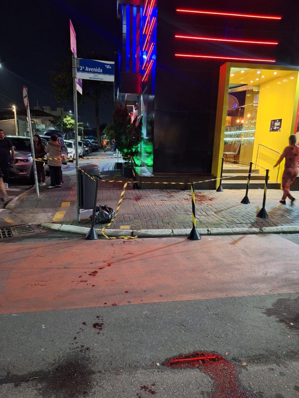 Briga em frente a pizzaria resulta em um ferido com golpe de canivete