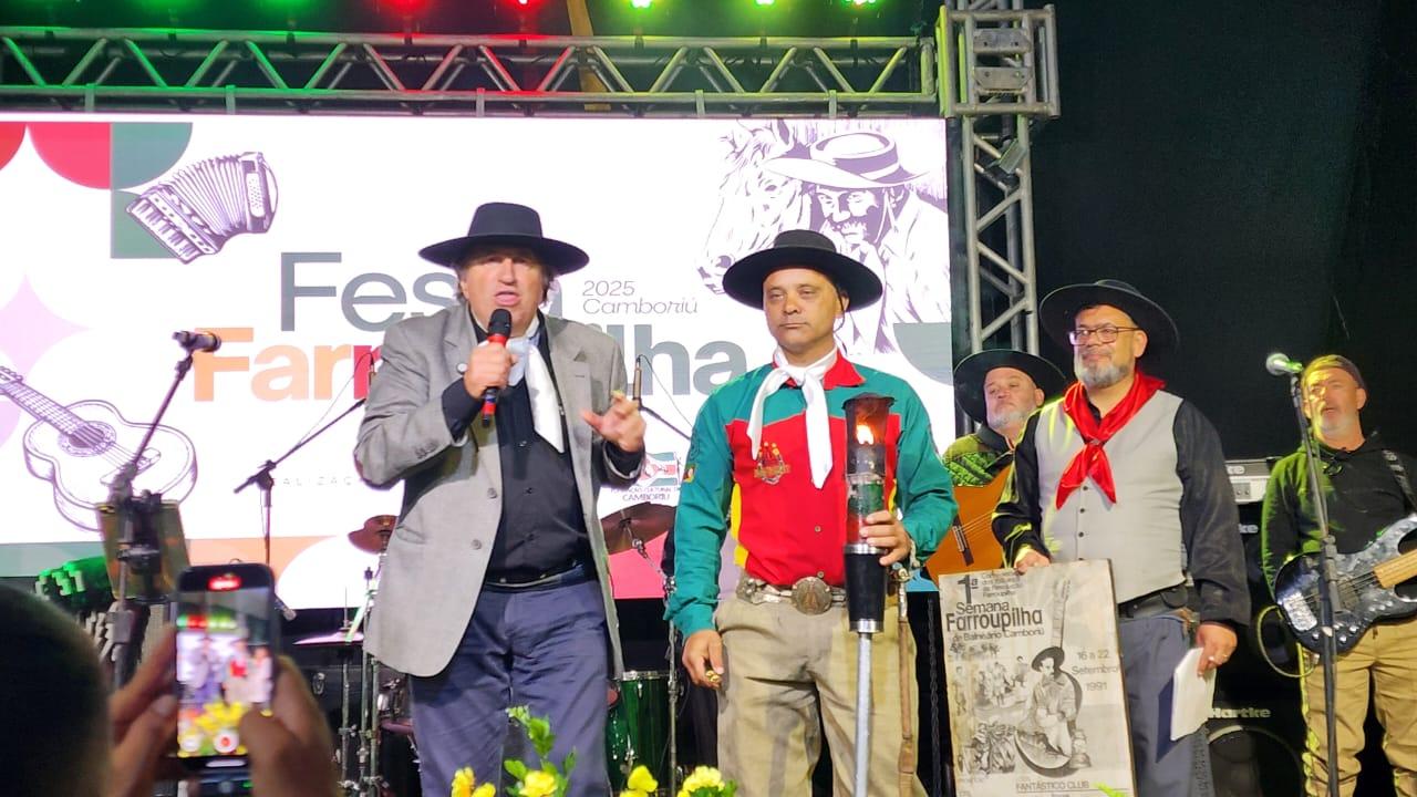 Camboriú dá início à Festa Farroupilha 2025 com acendimento da Chama Crioula