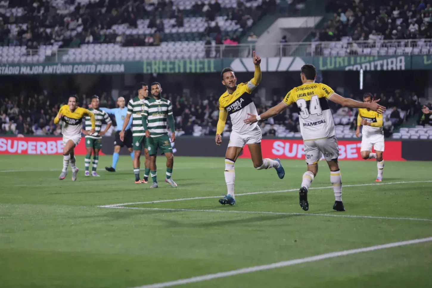 Criciúma vence o Coritiba fora de casa e assume a ponta da Série B