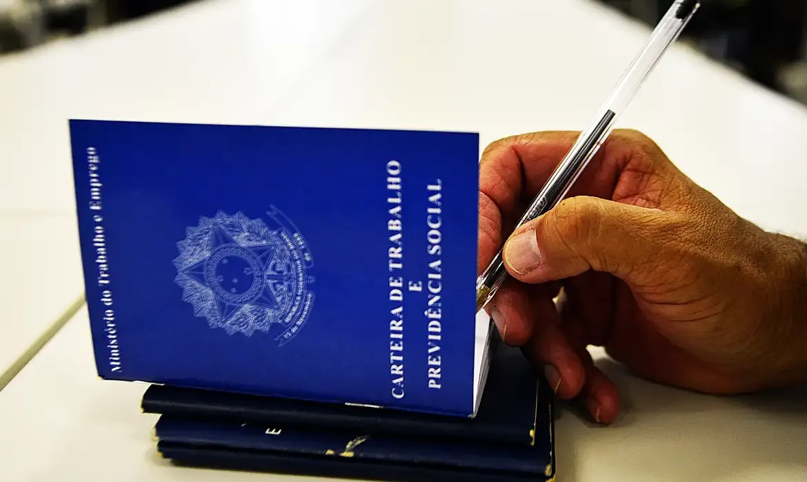 Desemprego recua para 5,6%, a menor taxa desde 2012, mostra IBGE