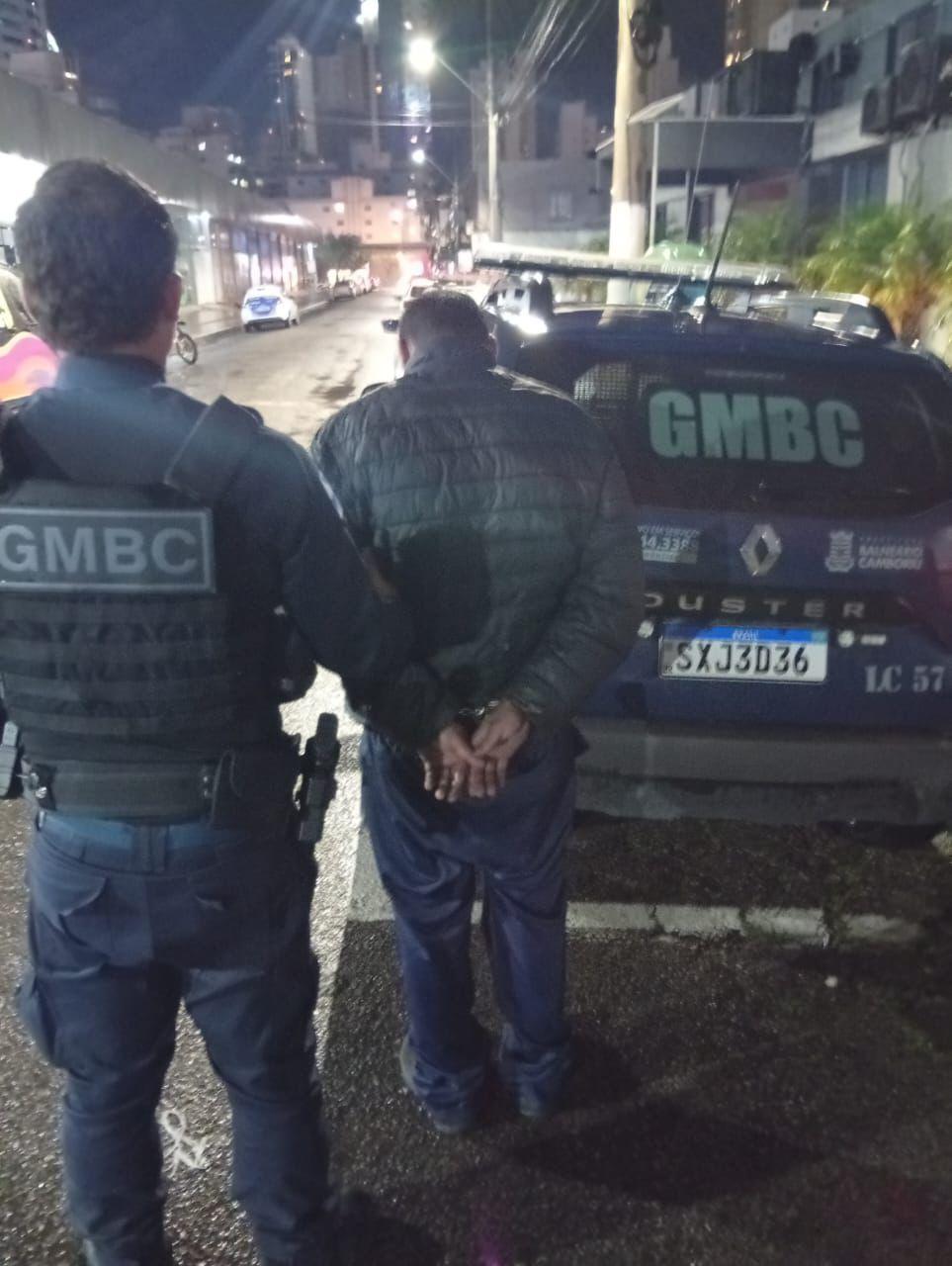 Guarda Municipal prende homem com arma de fogo e recupera bicicleta furtada em Balneário Camboriú 