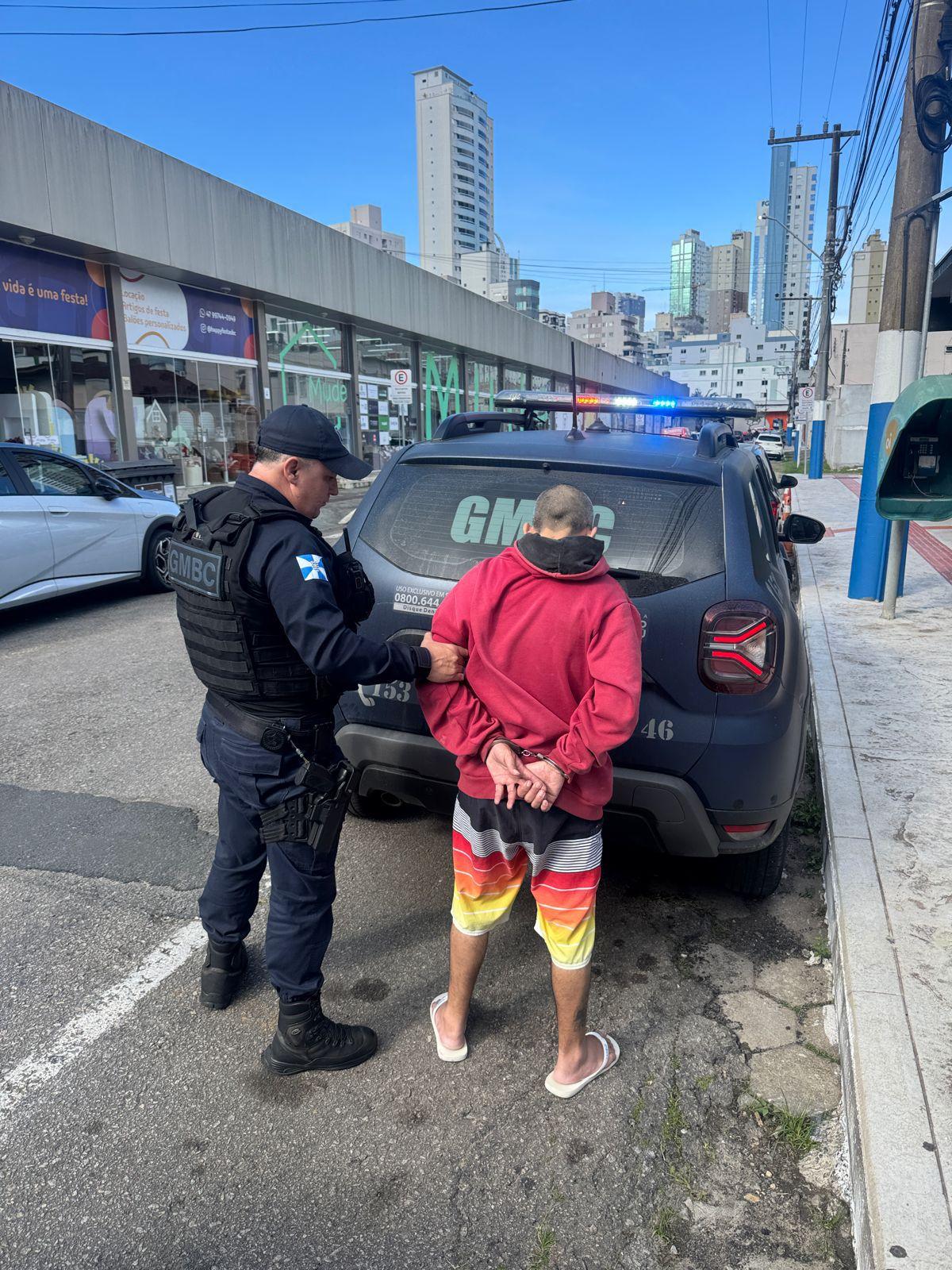 Homem de saidinha é preso pela Guarda Municipal após invadir salão de beleza em tentativa de roubo 