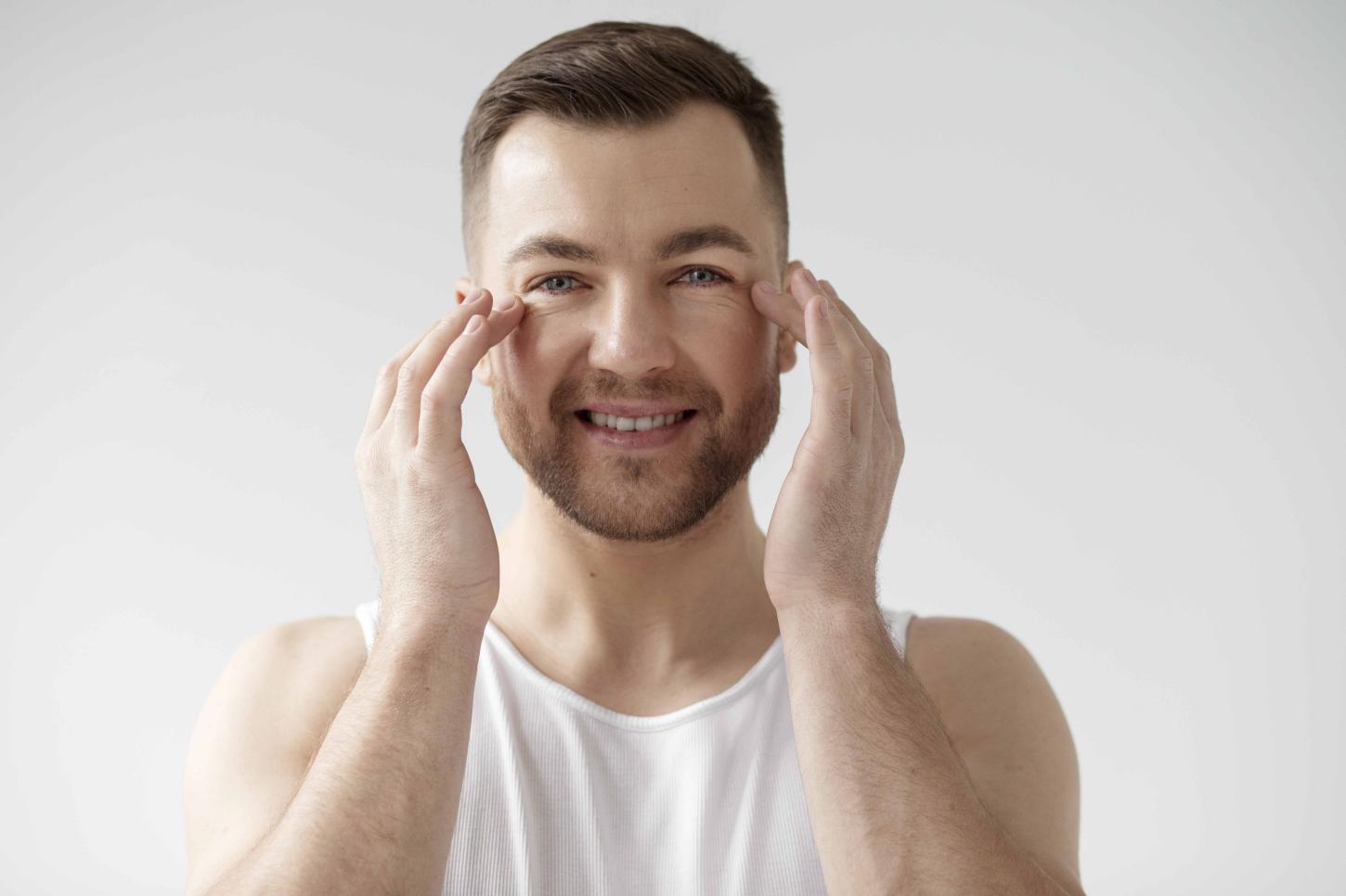 Homens também fazem: 4 benefícios do preenchimento de olheiras