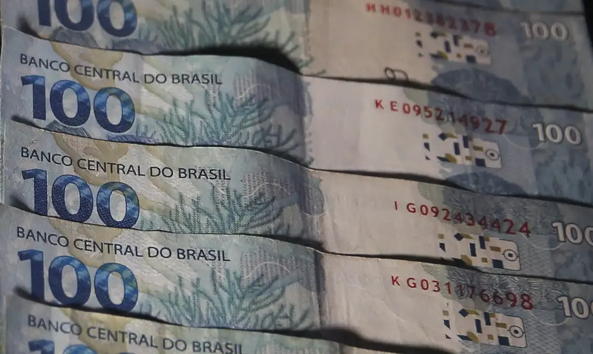 Juros do cartão de crédito rotativo avançam e chegam a 451,5% ao ano