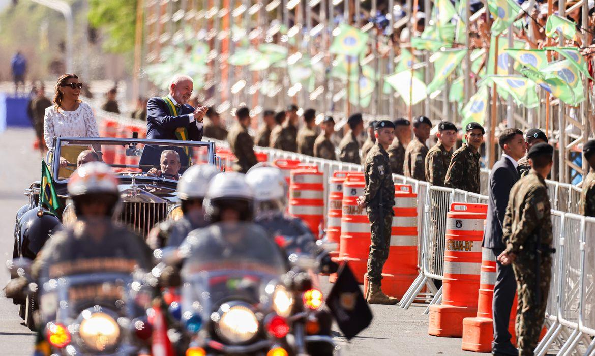 Lula e ministros acompanham desfile; público entoa 
