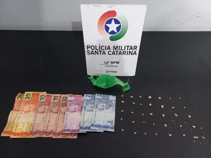 Traficante de drogas é preso pela Polícia Militar na rua Imbuia