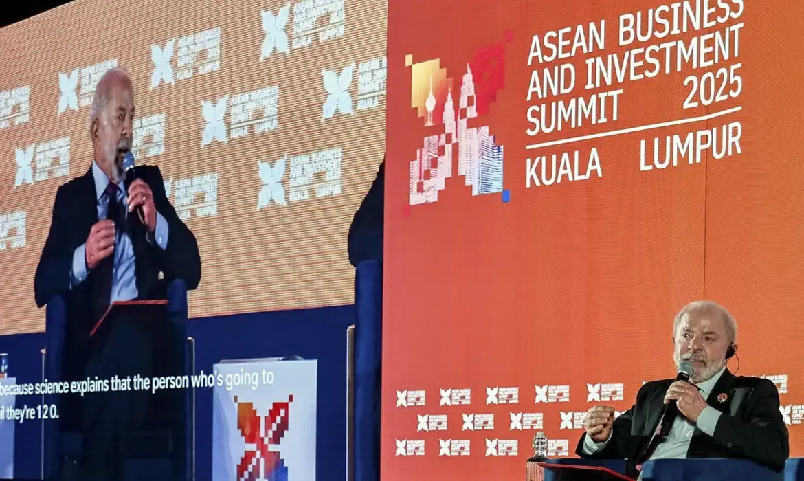 A empresários, Lula diz que mundo não aceita 