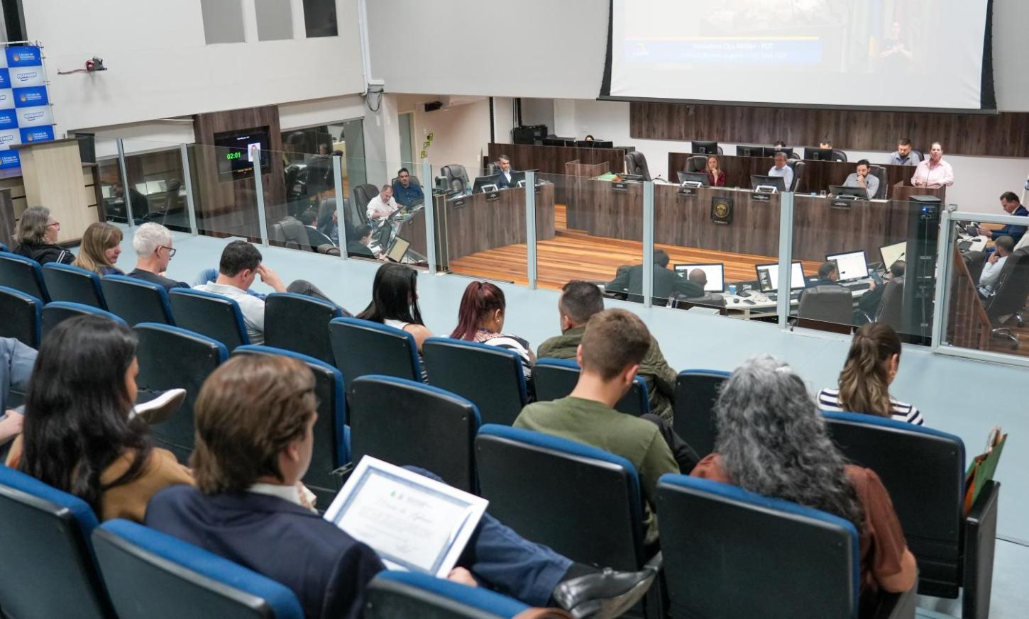Câmara de Balneário Camboriú aprova outorga de medalha alusivo aos 60 aos do Legislativo