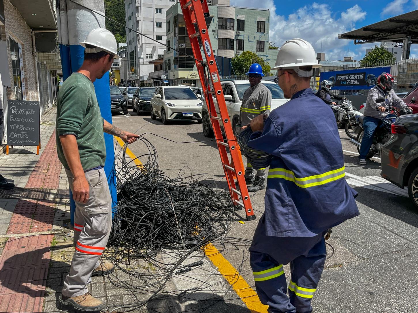 Força-tarefa da Cosip recolhe uma tonelada de fios nas ruas Chile e Dinamarca