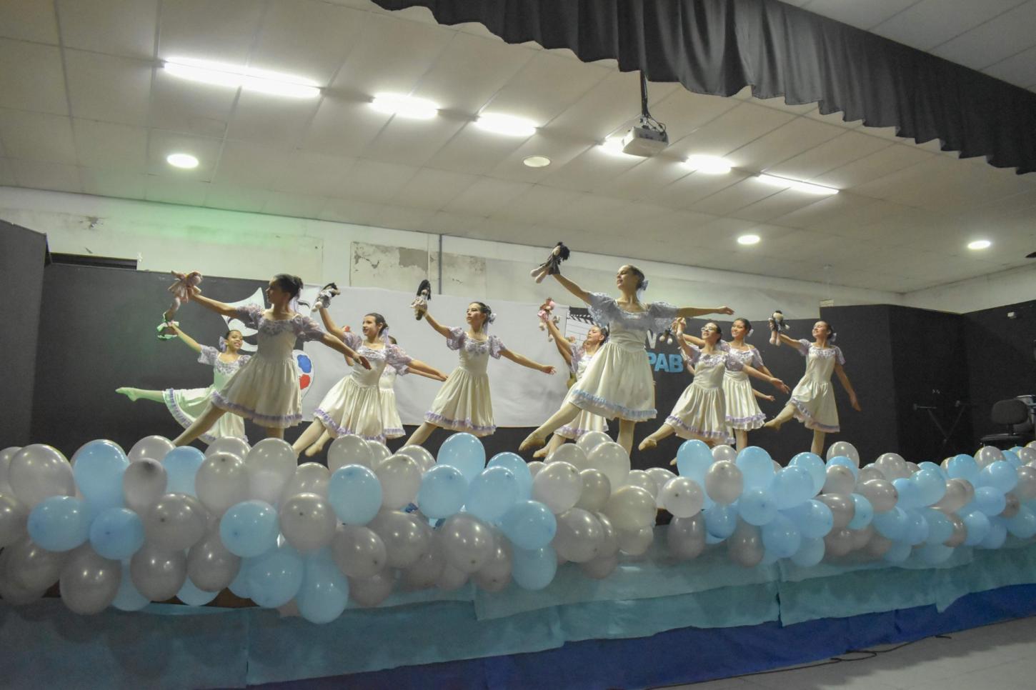 Mais de mil estudantes assistiram às apresentações do Corpo de Baile de Itajaí