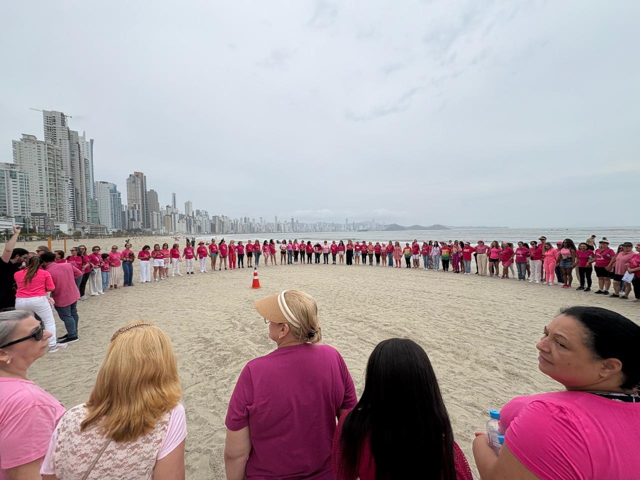 Outubro Rosa: domingo foi marcado por laço humano na Praia Central