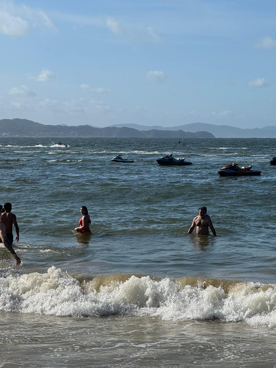Polícia Militar constata perigo à vida de crianças e banhistas com uso irregular de jet skis na Praia de Laranjeiras