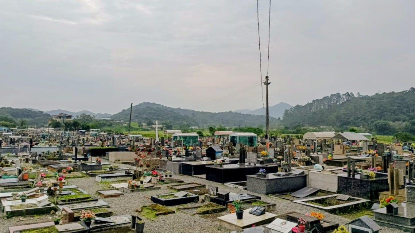 Prefeitura de Camboriú suspende obras nos cemitérios municipais para preparação do Dia de Finados