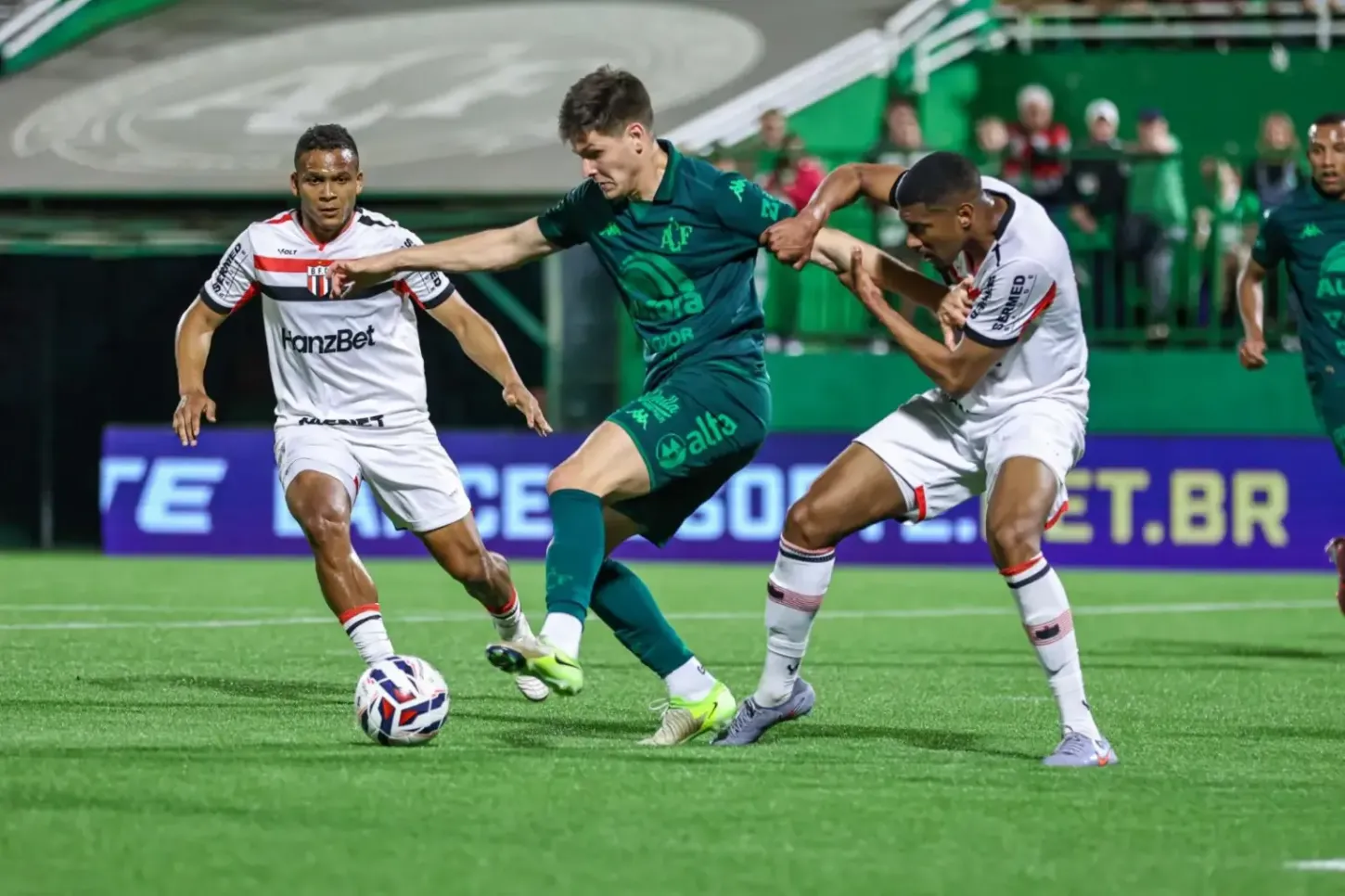 Série B: Remo vence o Paysandu e cola no G4; Athletico e Chapecoense tropeçam