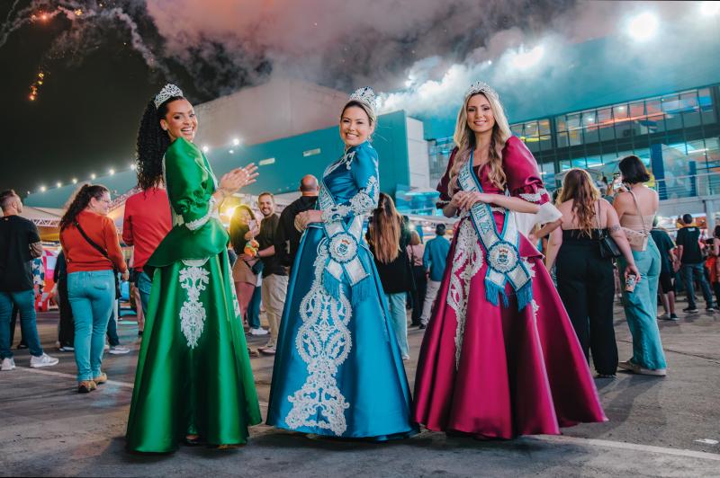 VESTIDOS DA REALEZA CELEBRAM A IDENTIDADE ITAJAIENSE E TRADIÇÃO PORTUGUESA NA 36ª MAREJADA
