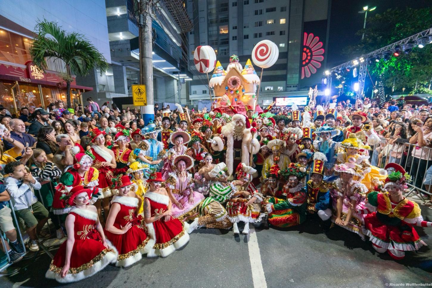 Apresentações, Papai Noel e luzes encantam o público durante abertura do Viva o Natal BC