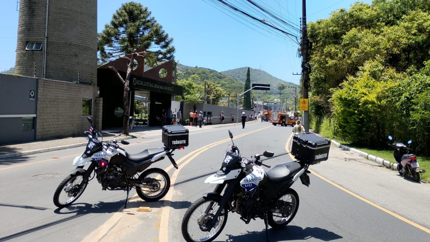 BC Trânsito informa: Rua Emanuel Rebelo dos Santos está bloqueada devido a incêndio em veículo elétrico