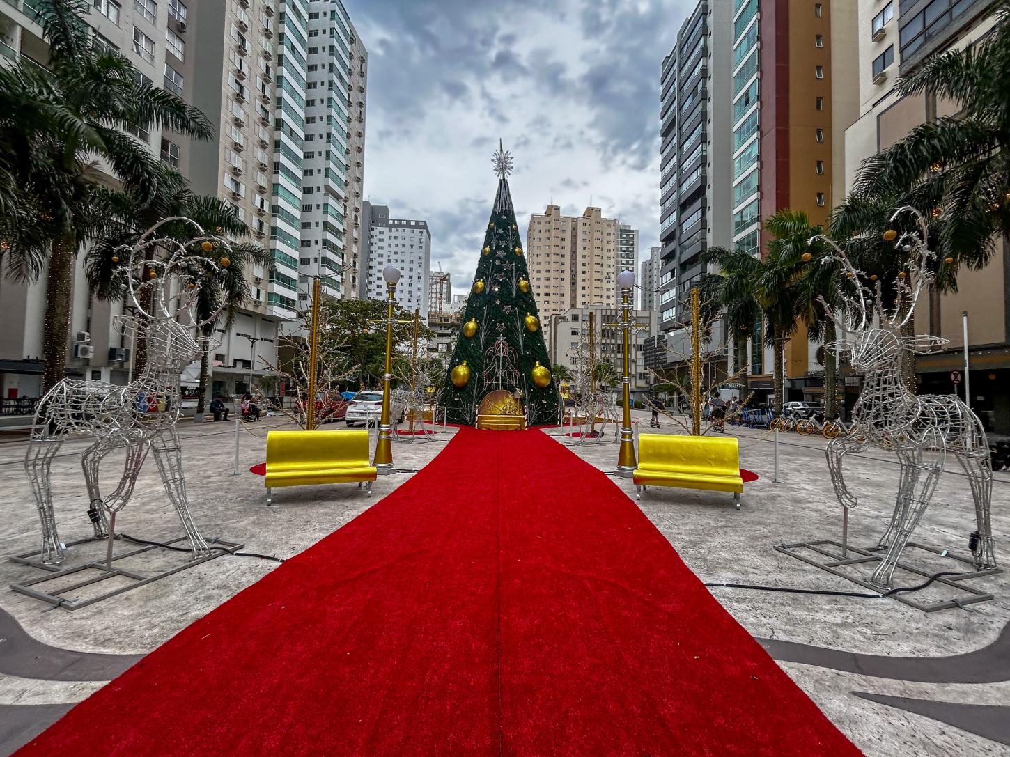 Decoração natalina em Balneário Camboriú será concluída nesta quinta-feira