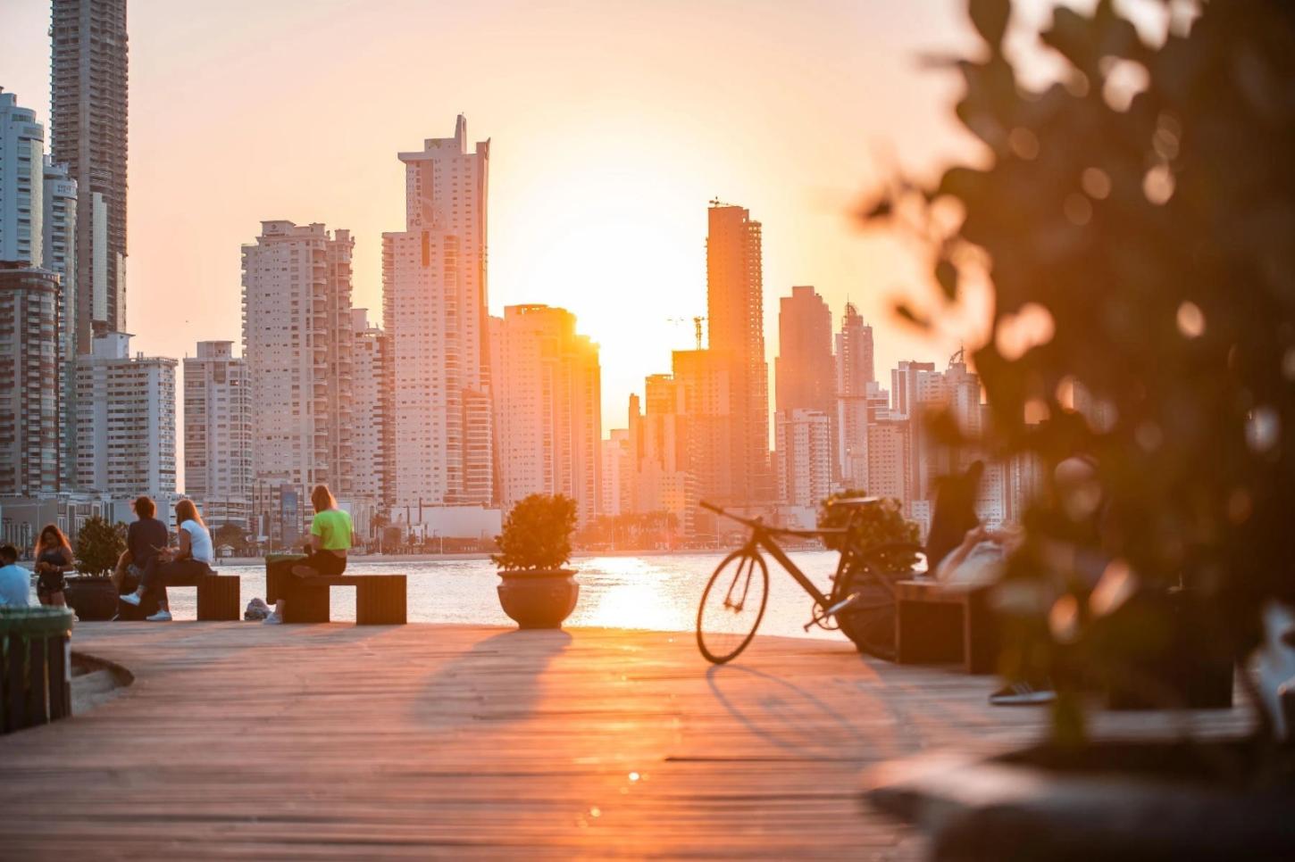Dia do Hoteleiro: setor espera nova temporada com turistas do Mercosul e reafirma papel estratégico na economia de Balneário Camboriú