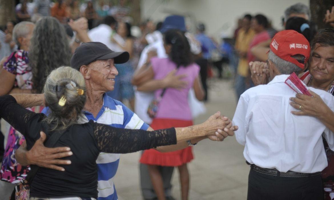Expectativa de vida no país sobe para 76,6 anos, a maior já registrada