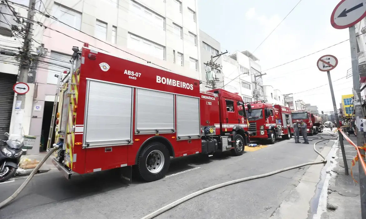 Explosão de galpão com fogos de artifício mata uma pessoa em São Paulo