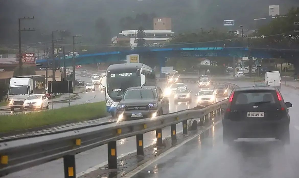 Frente fria deve causar temporais e rajadas de vento em Santa Catarina
